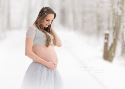 těhotenská fotografie na sněhu